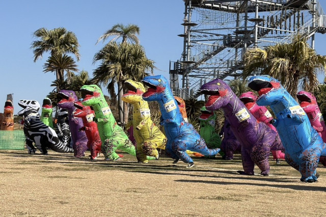 横須賀・ソレイユの丘 「ソレイユ恐竜島」オープン記念「第4回 ティラノサウルスレース」開催